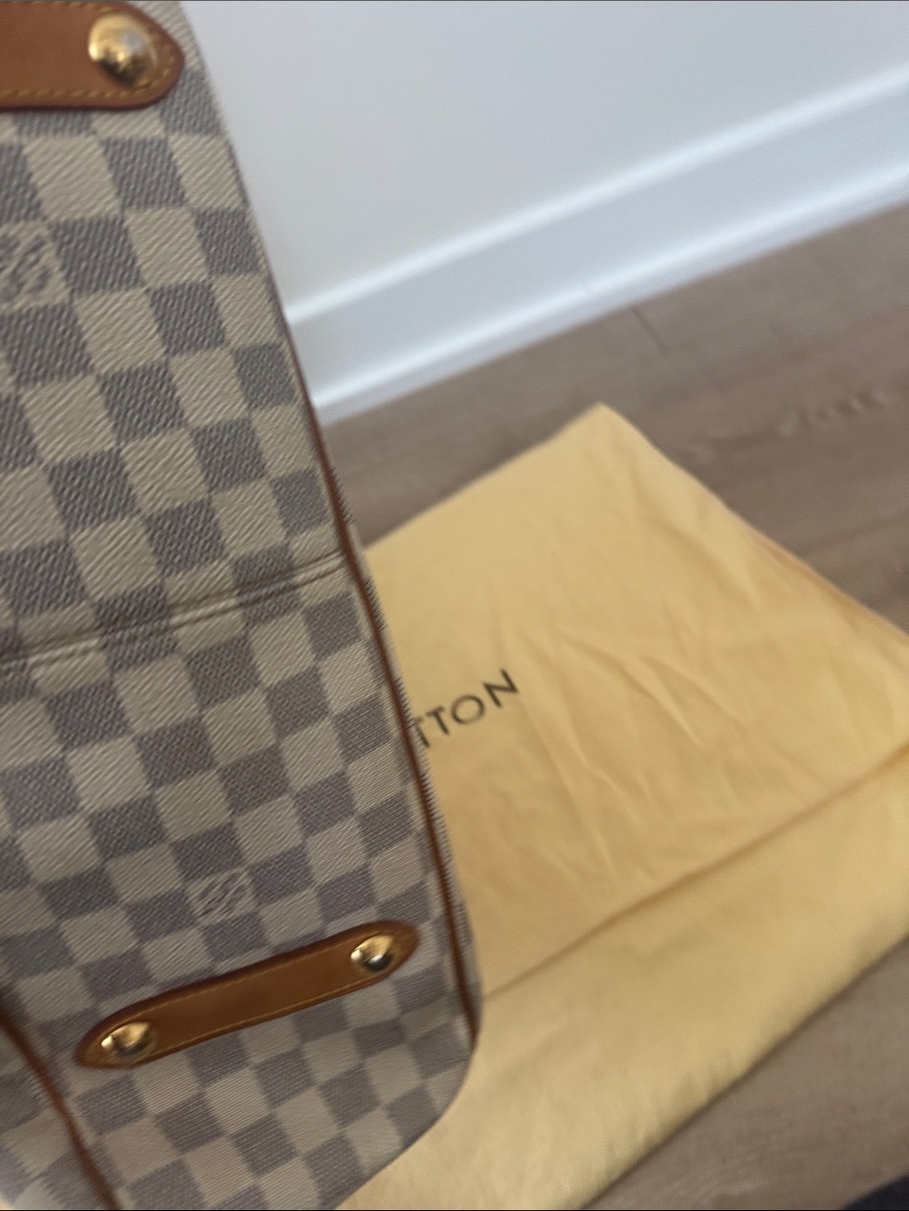 Louis Vuitton Siracusa GM bag
Damier Azur Check Tote with Tan Leather - Picture 9 of 11
